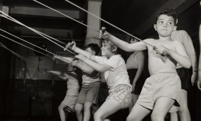 Roman Vishniac, „Chłopcy ćwiczący w sali gimnastycznej Jewish Community House of Bensonhurst”, Brooklyn, 1949 © Mara Vishniac Kohn (źródło: dzięki uprzejmości International Center of Photography w Nowym Jorku)