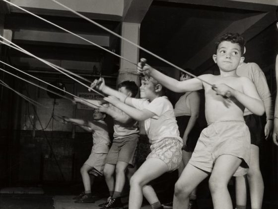 Roman Vishniac, „Chłopcy ćwiczący w sali gimnastycznej Jewish Community House of Bensonhurst”, Brooklyn, 1949 © Mara Vishniac Kohn (źródło: dzięki uprzejmości International Center of Photography w Nowym Jorku)
