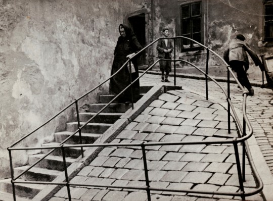 W dzielnicy żydowskiej, Bratysława, ca. 1935–38. © Mara Vishniac Kohn (źródło: dzięki uprzejmości ICP w Nowym Jorku)
