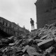 [Boy standing on a mountain of rubble, Berlin], 1947. © Mara Vishniac Kohn, courtesy International Center of Photography (źródło: dzięki uprzejmości International Center of Photography w Nowym Jorku)