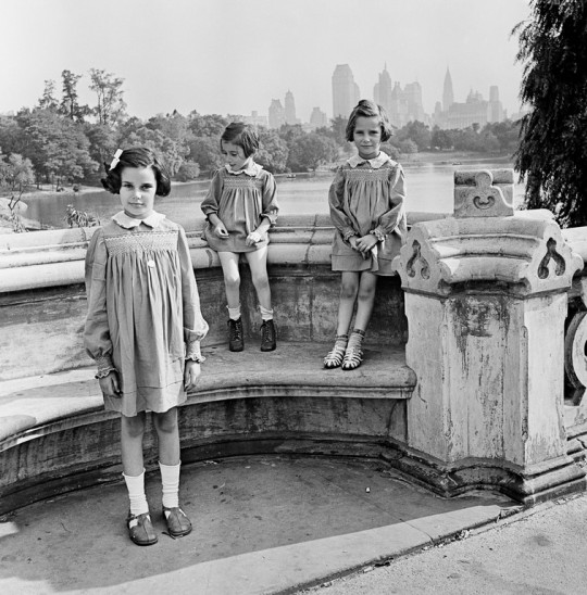 Roman Vishniac, „Siostry Marion, Renate i Karen Gumprecht”, 1941 © Mara Vishniac Kohn (źródło: dzięki uprzejmości International Center of Photography w Nowym Jorku)