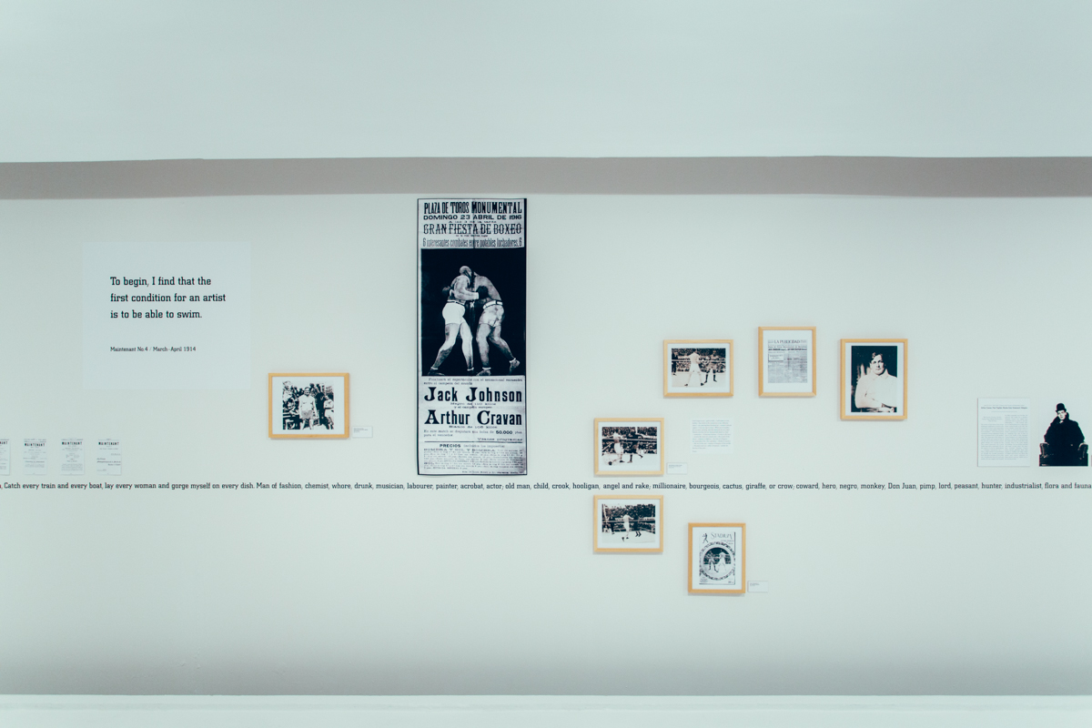 Ściana poświęcona Arturowi Cravan'owi, wystawa „Gesty znikania”, 2015, Galeria Sztuki Współczesnej Bunkier Sztuki, fot. StudioFILMLOVE (źródło: dzięki uprzejmości organizatora)