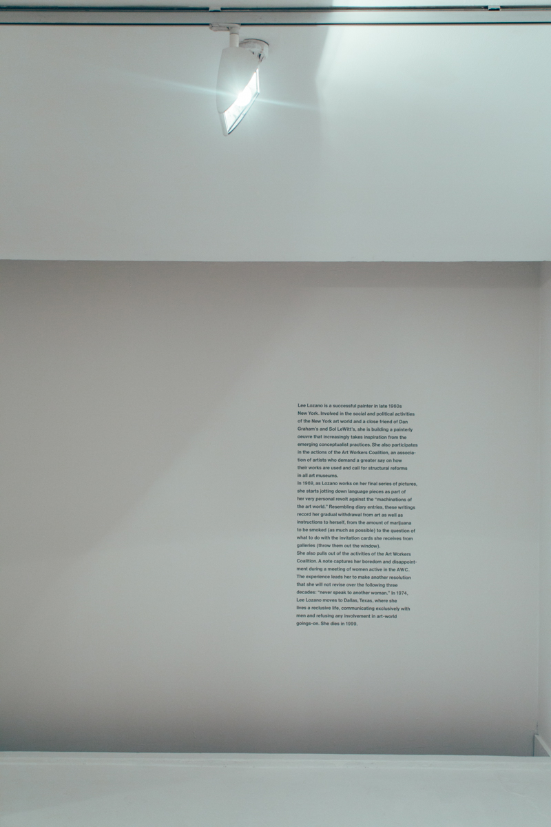 Ściana poświęcona Lee Lozano, wystawa „Gesty znikania”, 2015, Galeria Sztuki Współczesnej Bunkier Sztuki, fot. StudioFILMLOVE (źródło: dzięki uprzejmości organizatora)