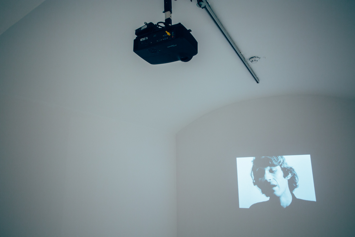 Ściana poświęcona Janowi Bas Ader'owi, wystawa „Gesty znikania”, 2015, Galeria Sztuki Współczesnej Bunkier Sztuki, fot. StudioFILMLOVE (źródło: dzięki uprzejmości organizatora)