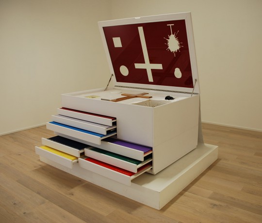 Damien Hirst, „New Religion. The chest” („Nowa Religia. Gablota”), 2005 © Damien Hirst and Science Ltd. (źródło: materiały prasowe organizatora)