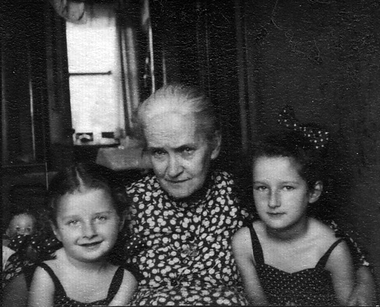 Marta i Elżbieta Czok z babcią Marią Żurakowską (z domu Jastrzębską). Fot. z archiwum rodzinnego (źródło: kwartalnik Akcent)