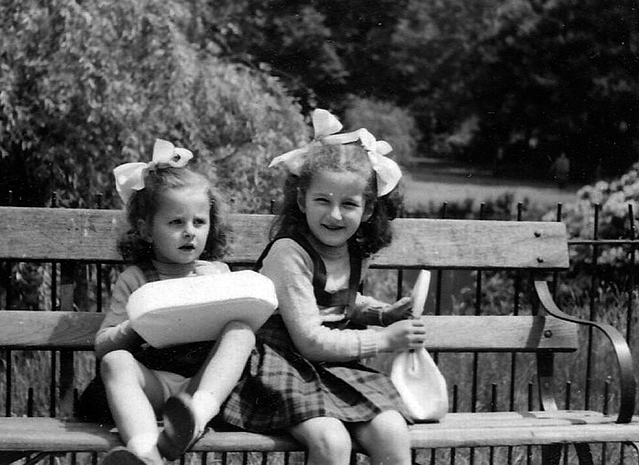 Marta (po lewej) i Elżbieta Czok w parku. Fot. z archiwum rodzinnego (źródło: kwartalnik Akcent)