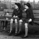 Elżbieta (po lewej) i Marta Czok w mundurkach szkolnych. Fot. z archiwum rodzinnego (źródło: kwartalnik Akcent)