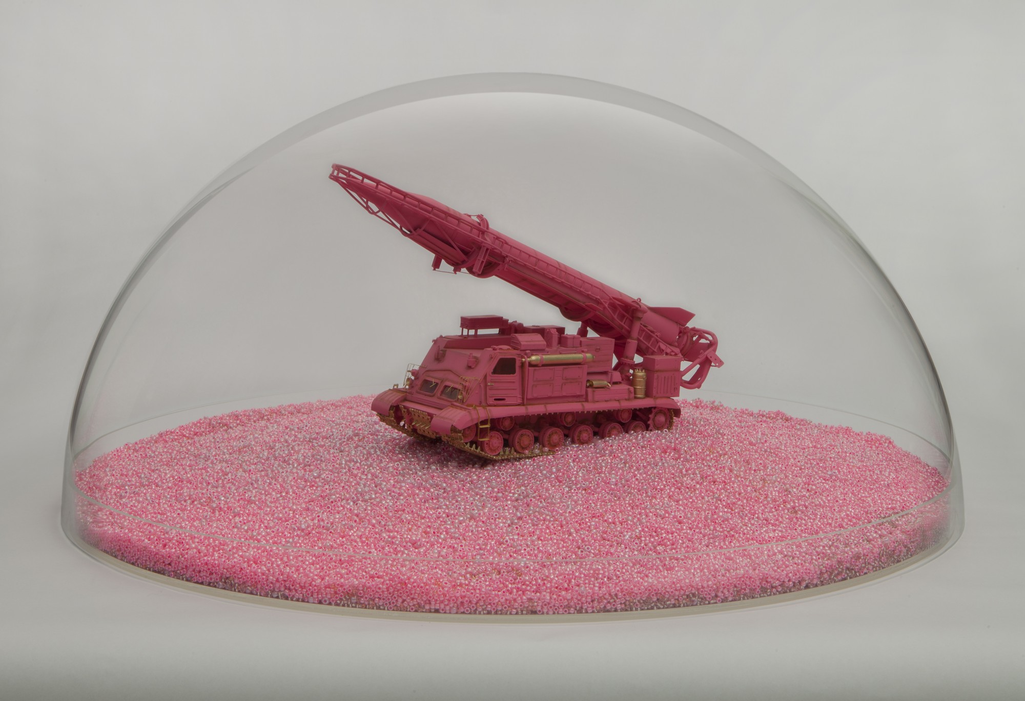 Maurycy Gomulicki, „PINK SCUD (Phallus necroicus) Barbie Holocaust (Pink Victory II)”, 2015 (źródło: materiały prasowe Galerii Labirynt)
