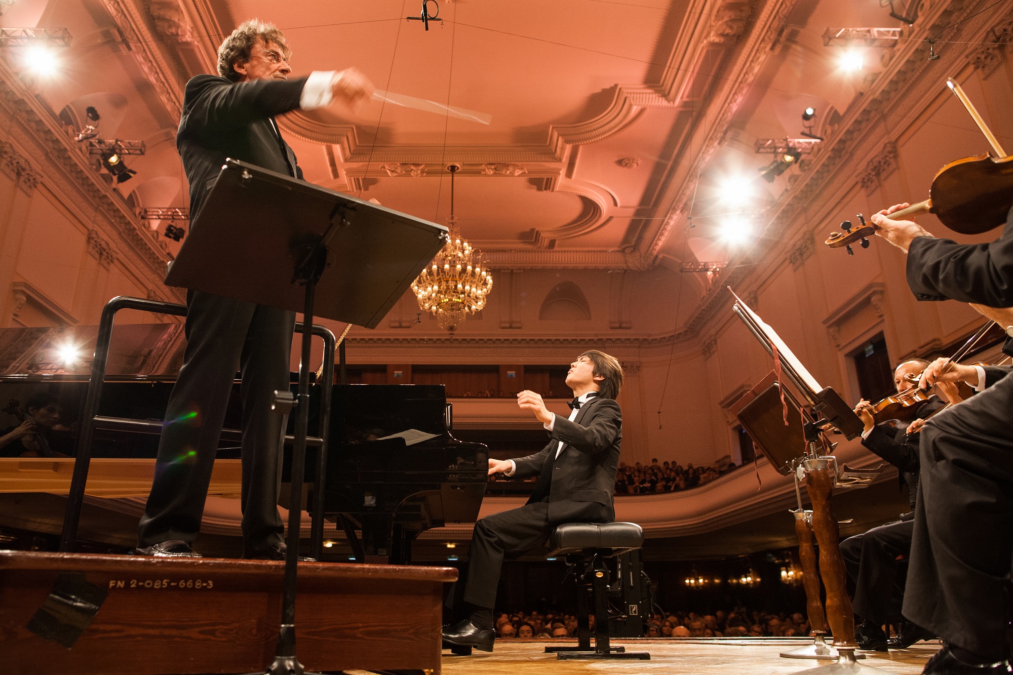 Seong-Jin Cho i Maestro Jacek Kaspszyk, fot. Wojciech Grzędziński (źródło: materiały prasowe NIFC)