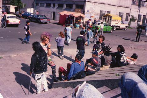 Nieznany fotograf, „Bez tytułu (Mimi Marlene na targu w El Chopo)”, ok. 1992 (źródło: materiały prasowe organizatora)