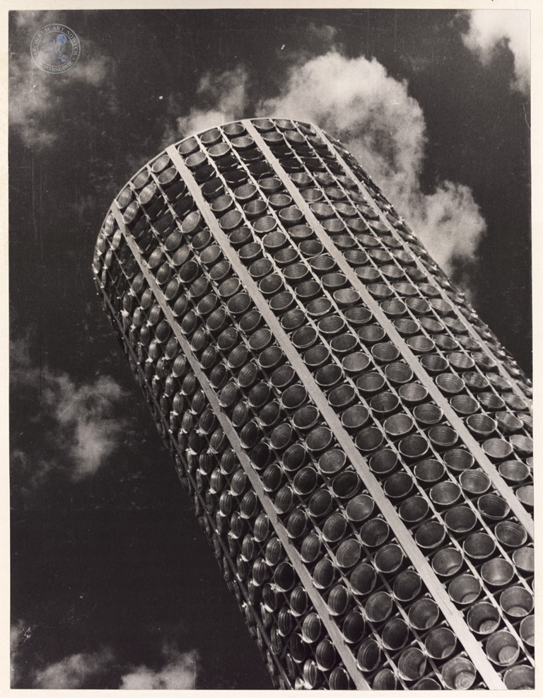 Wieża z wiader, Wystawa Ziem Odzyskanych, Wrocław, 1948 (źródło: materiały prasowe Zachęty Narodowej Galerii Sztuki)