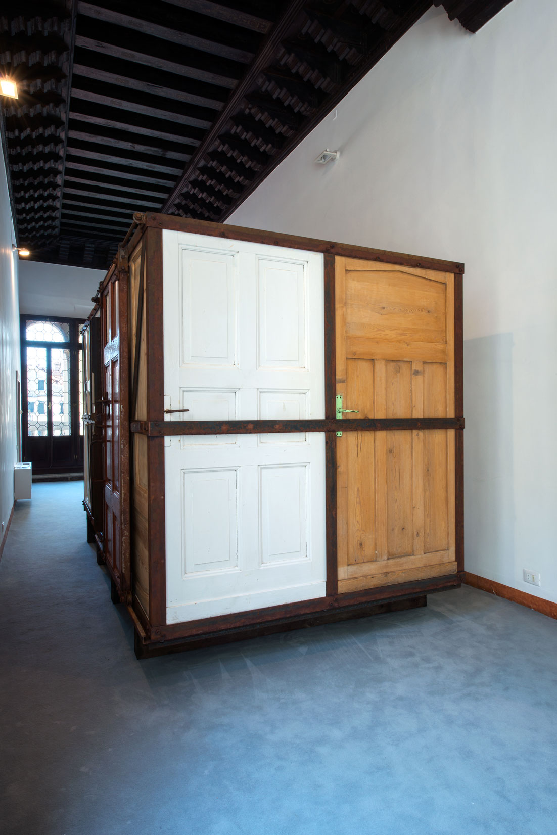 Realizacja Doroty Nieznalskiej, wystawa „Dispossession”, Biennale w Wenecji, 2015 (źródło: materiały prasowe organizatora)