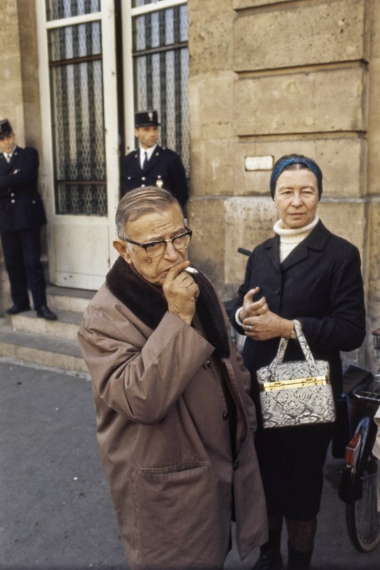 Jean-Paul Sartre i Simone de Beauvoir, Paryż 1966 © bpk / IMEC, Fonds MCC / Gisèle Freund (źródło: materiały prasowe MNK)
