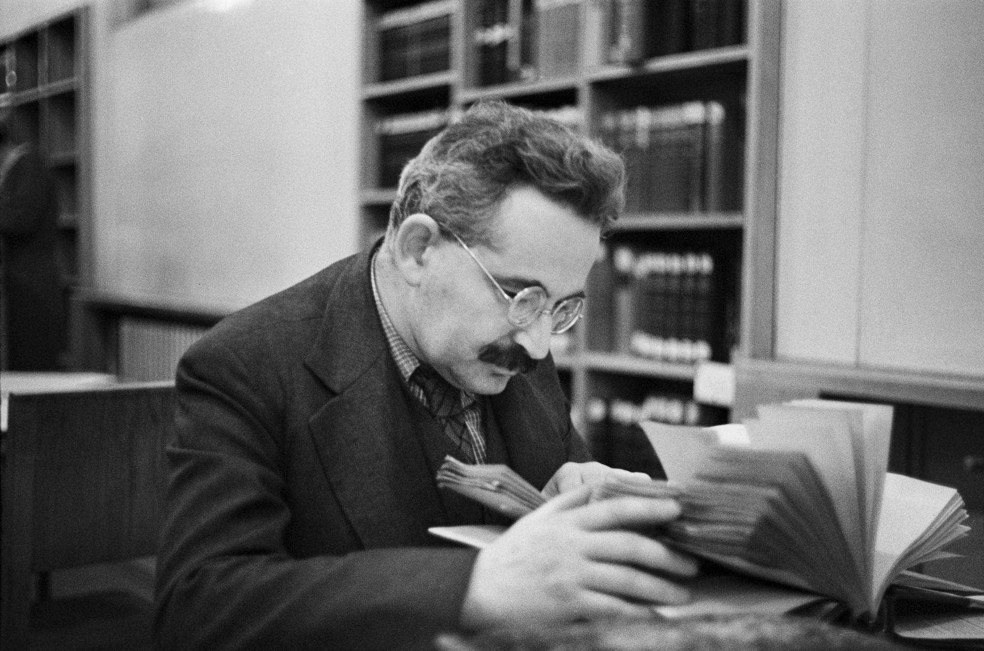 Walter Benjamin w Bibliotece Narodowej Francji, Paryż, © bpk / IMEC, Fonds MCC / Gisèle Freund (źródło: materiały prasowe MNK)