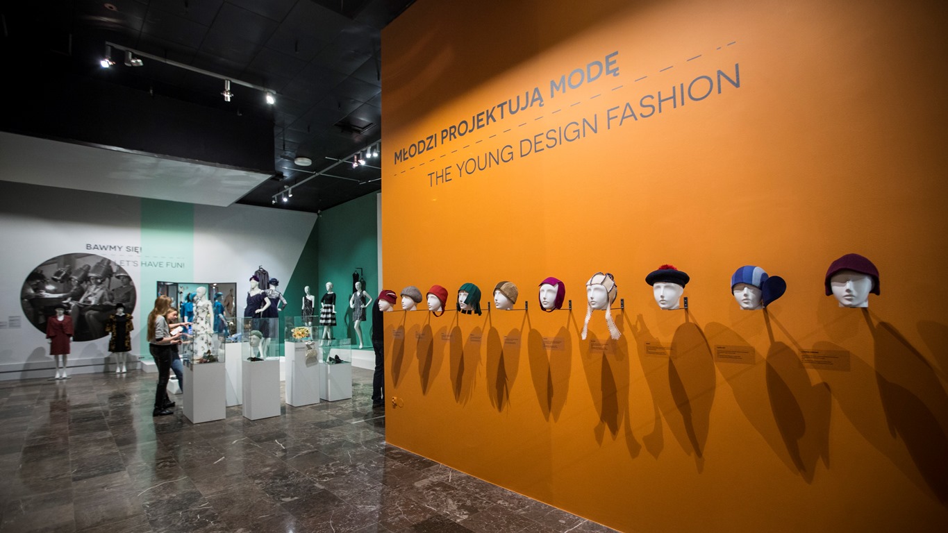 Widok wystawy „Modna i już! Moda w PRL”, Muzeum Narodowe w Krakowie, 2015-2016, fot. Mirosław Żak (źródło: materiały prasowe MNK)