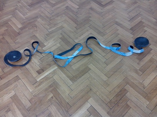 Mirosław Bałka, „Still Life. Blue”, 2013, guma, wystawa „Nerw. Konstrukcja”, MS w Łodzi, 2016, fot. K. Jurecki (źródło: dzięki uprzejmości K. Jureckiego)