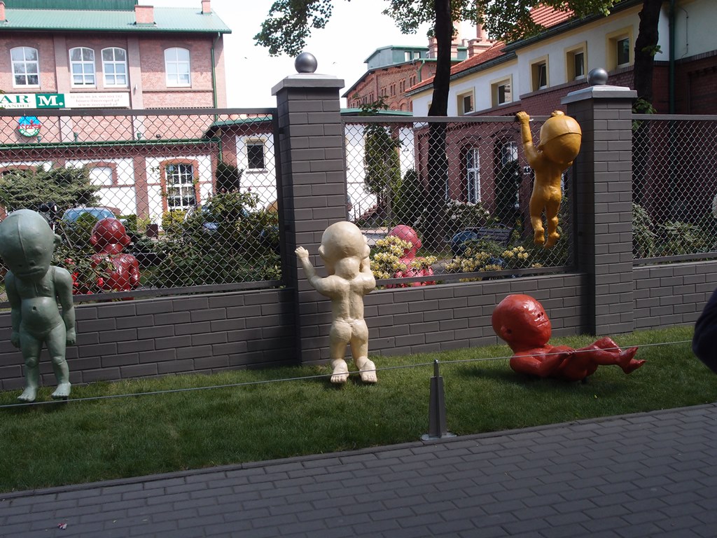 Fragment instalacji „Ogród niewiniątek”, Katowice Szopienice, 2015, fot. S. Ambroziak (źródło: materiały Kwartalnika Rzeźby Polskiej Orońsko)
