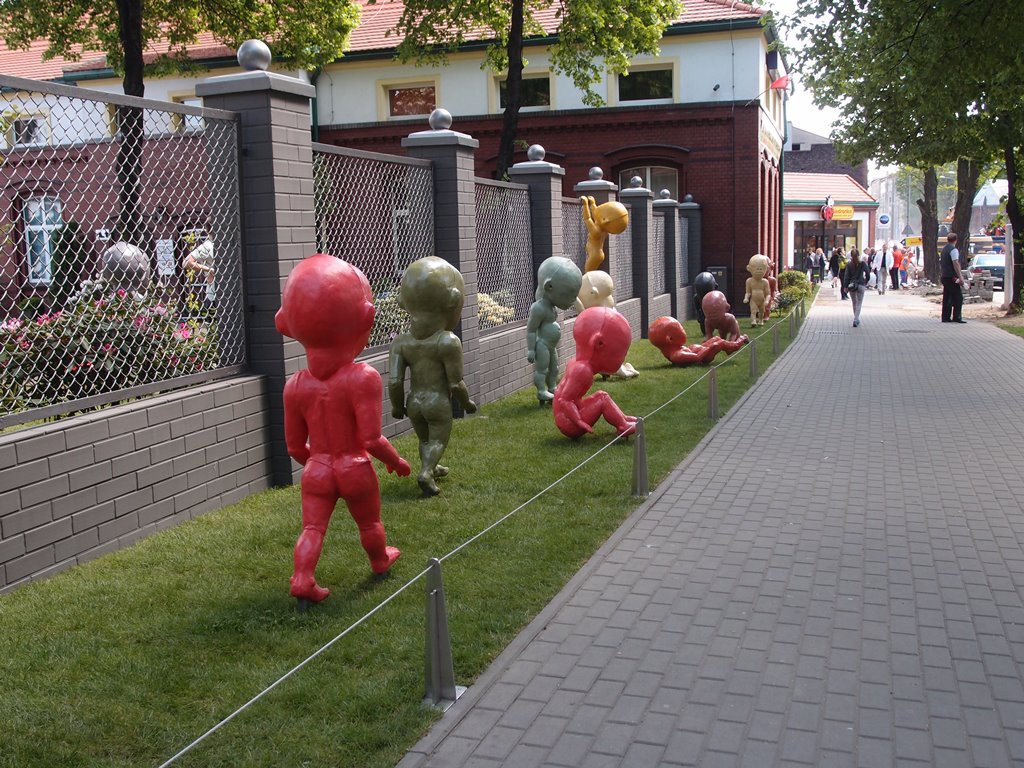 Fragment instalacji „Ogród niewiniątek”, Katowice Szopienice, 2015, fot. S. Ambroziak (źródło: materiały Kwartalnika Rzeźby Polskiej Orońsko)