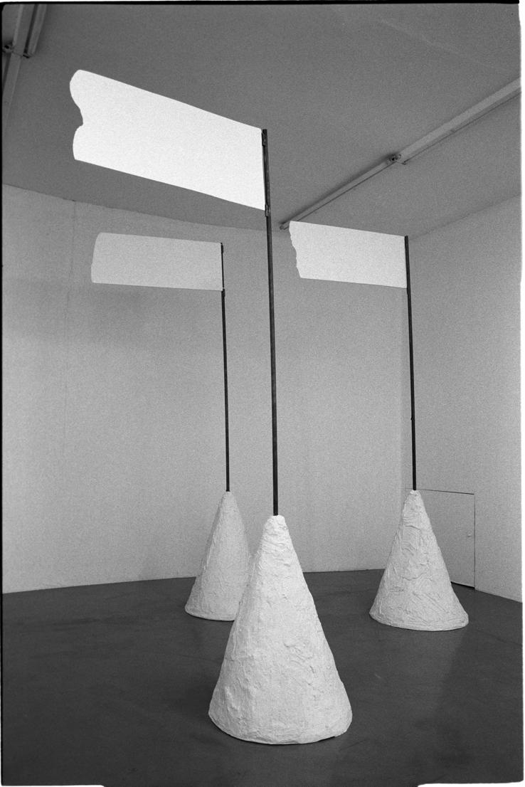 Inge Mahn, „Oflagowane góry“, 1988, gips, żelazny pręt, zawiasy, 70 x 250 cm każdy, dzięki uprzejmości artystki i Museum Groß Fredenwalde (źródło: materiały prasowe)