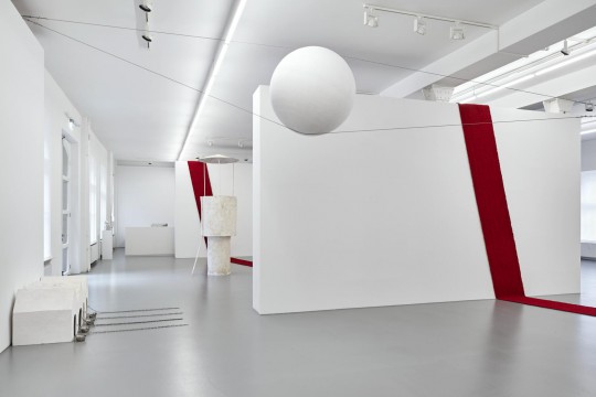 Inge Mahn, „Balansująca kula“, 2015, technika mieszana, ⦰ 100 cm, widok instalacji, dzięki uprzejmości Galerie Max Hetzler, Berlin, Paris, zdjęcie: def-image.com (źródło: materiały prasowe)