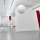 Inge Mahn, „Balansująca kula“, 2015, technika mieszana, ⦰ 100 cm, widok instalacji, dzięki uprzejmości Galerie Max Hetzler, Berlin, Paris, zdjęcie: def-image.com (źródło: materiały prasowe)