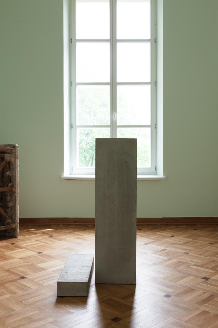 Iza Tarasewicz, „Obeliscus”, 2011, beton, złoto, sklejka, 28 x 40 x 140 cm, dzięki uprzejmości artystki i BWA Warszawa, zdjęcie: Piotr Żyliński (źródło: materiały prasowe)