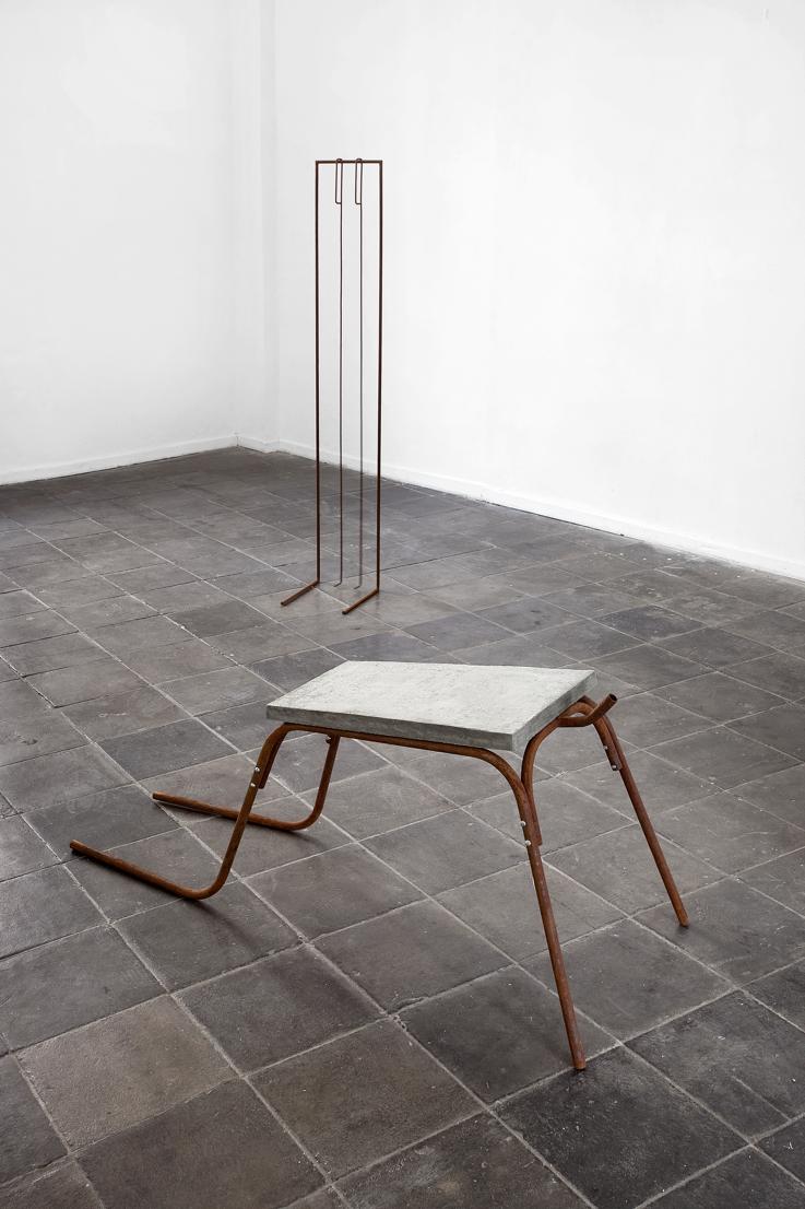 Iza Tarasewicz, „Pogrzebacze”, 2011, stal, 31 x 27 x 165 cm, „Stół”, 2010, stal, beton, 145 x 45 x 55 cm, dzięki uprzejmości artystki i BWA Warszawa, zdjęcie: Hannes Woidich, Dortmund (źródło: materiały prasowe)