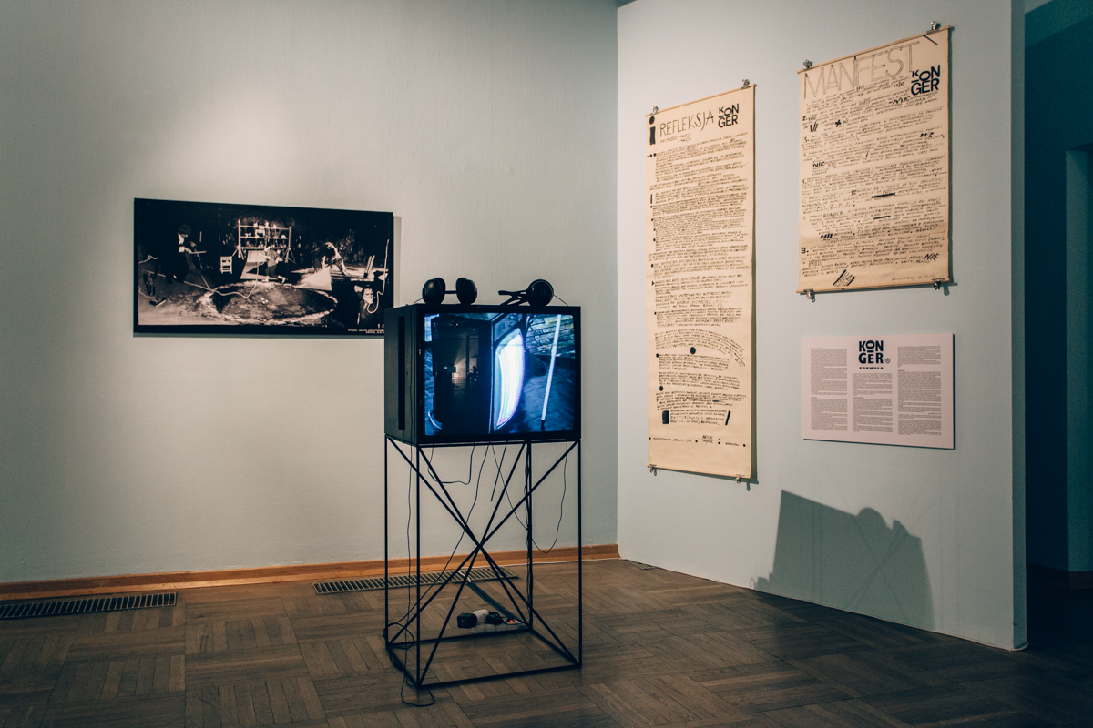 Fragment wystawy poświęconej krakowskiej neoawangardzie, wystawa „Z mojego okna widać wszystkie kopce”, Galeria Sztuki Współczesnej Bunkier Sztuki, fot. studioFILMLOVE (źródło: dzięki uprzejmości organizatora)