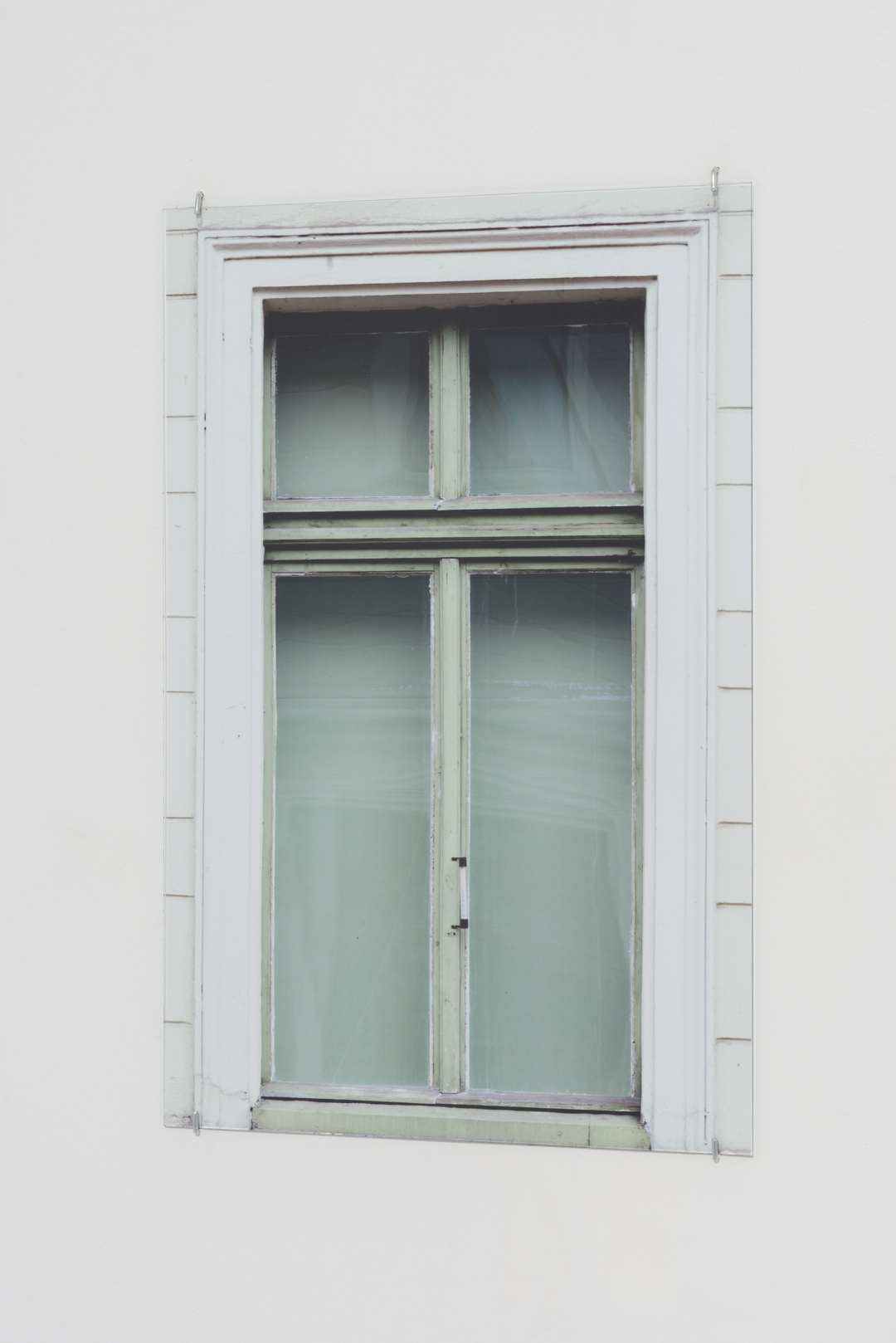 Katarzyna Malejka, „Okno, które jest za tobą”, fotografia, 2016, „Katarzyna Malejka. Wada ukryta”, Galeria Miłość, Toruń, 2016, fot. Tytus Szabelski (źródło: dzięki uprzejmości Galerii)