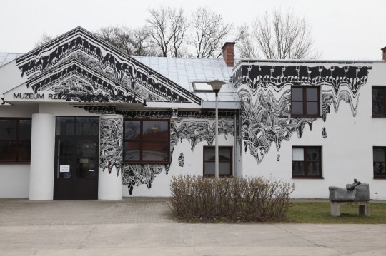 Mariusz Waras, mural, 2016, fot. © Jan Gaworski, Centrum Rzeźby Polskiej w Orońsku (źródło: materiały Kwartalnika Rzeźby OROŃSKO)