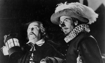 Od lewej: Lloyd Corrigan, José Ferrer. Kadr z filmu „Cyrano de Bergerac”, 1950, reż. Michael Gordon (źródło: Wikimedia Commons)