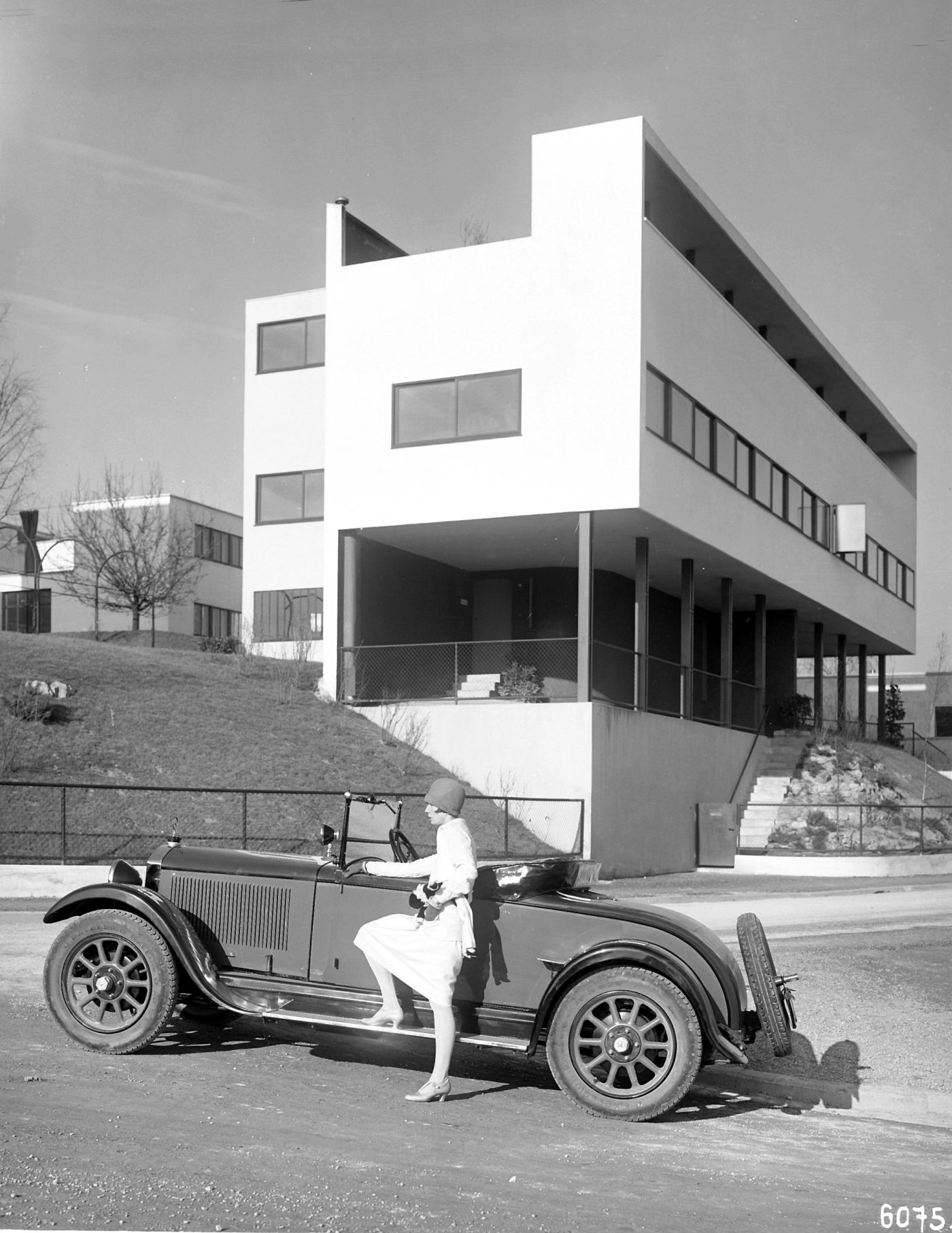Stuttgart. fragment osiedla Weissenhof, na pierwszym planie samochód marki Mercedes Benz © Mercedes Benz Classic Archive (źródło: materiały organizatora)
