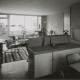 Zurich, pokój z balkonem w budynku typu N, łączący funkcję pokoju dziennego i jadalni ©gta Archives/ETH Zurich (holding Haefeli, Moser, Steiger) (źródło: materiały organizatora)