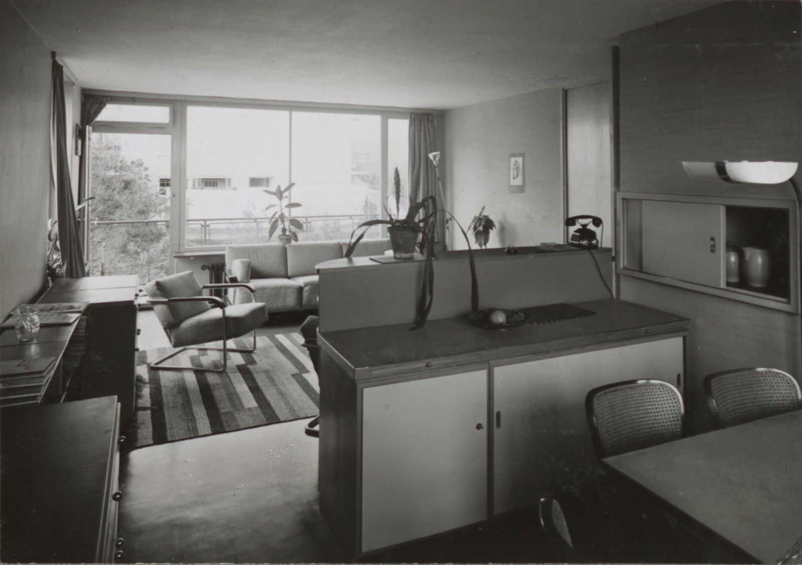Zurich, pokój z balkonem w budynku typu N, łączący funkcję pokoju dziennego i jadalni ©gta Archives/ETH Zurich (holding Haefeli, Moser, Steiger) (źródło: materiały organizatora)