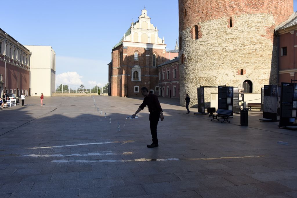 Sławomir Marzec, „moje WSZYSTKO”, Muzeum Lubelskie, 2016, performance „Uchylając zasłonę Parrazjosa”, fot. Piotr Maciuk (źródło: materiały organizatora)