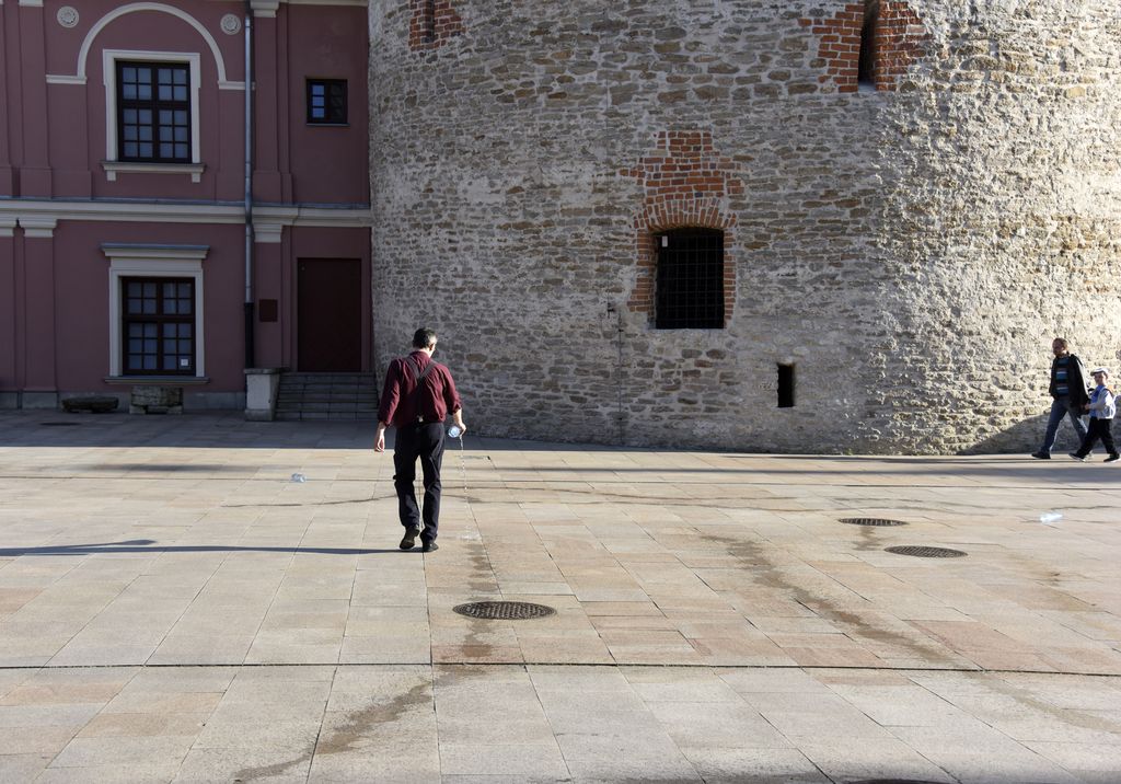 Sławomir Marzec, „moje WSZYSTKO”, Muzeum Lubelskie, 2016, performance „Uchylając zasłonę Parrazjosa”, fot. Piotr Maciuk (źródło: materiały organizatora)