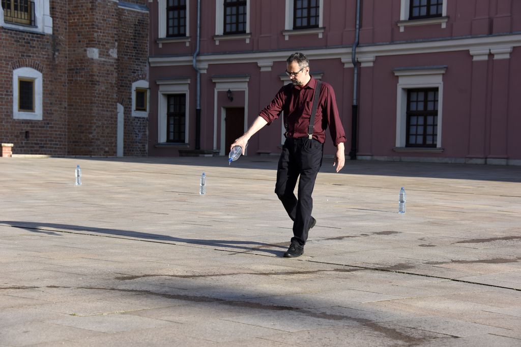 Sławomir Marzec, „moje WSZYSTKO”, Muzeum Lubelskie, 2016, performance „Uchylając zasłonę Parrazjosa”, fot. Piotr Maciuk (źródło: materiały organizatora)