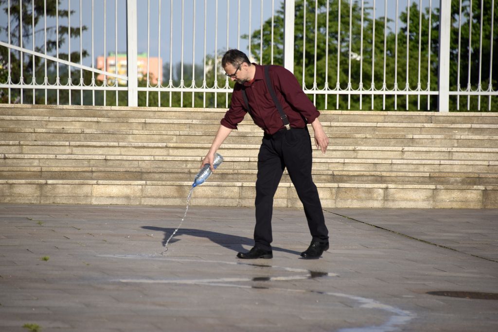 Sławomir Marzec, „moje WSZYSTKO”, Muzeum Lubelskie, 2016, performance „Uchylając zasłonę Parrazjosa”, fot. Piotr Maciuk (źródło: materiały organizatora)