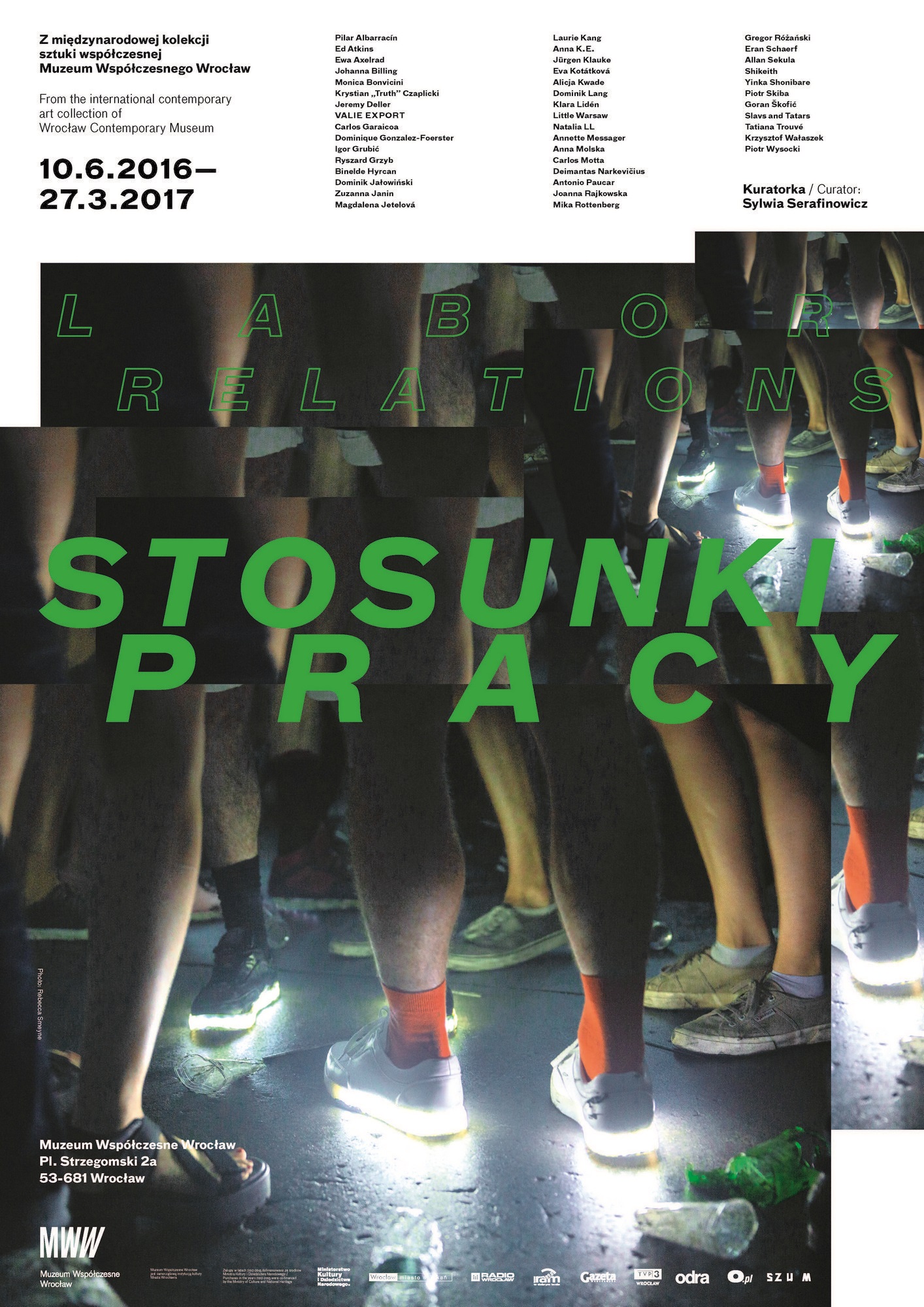 „Stosunki pracy. Z międzynarodowej kolekcji sztuki współczesnej Muzeum Współczesnego Wrocław” – plakat (źródło: materiały prasowe organizatora)