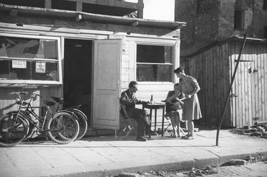 Kawiarnia Zofii Potockiej, popularne miejsce spotkań. Na zdjęciu Elżbieta Przeździecka podająca kawę, Warszawa 1945. Fot. Zofia Chomętowska, MW © Fundacja Archeologia Fotografii/Chomętowscy (źródło: dzięki uprzejmości Muzeum Warszawy i Fundacji Archeologia Fotografii)