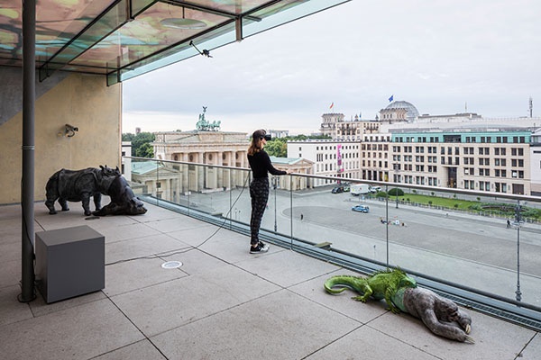 Jon Rafman, od lewej: L’Avalée des avalés (The Swallower Swallowed) Rhino/Bear (2016), View of Pariser Platz (2016), L’Avalée des avalés (The Swallower Swallowed) Iguana/Sloth (2016). Fot. Timo Ohler, dzięki uprzejmości Jona Rafmana i Future Gallery, Berlin (źródło: materiały prasowe Biennale)