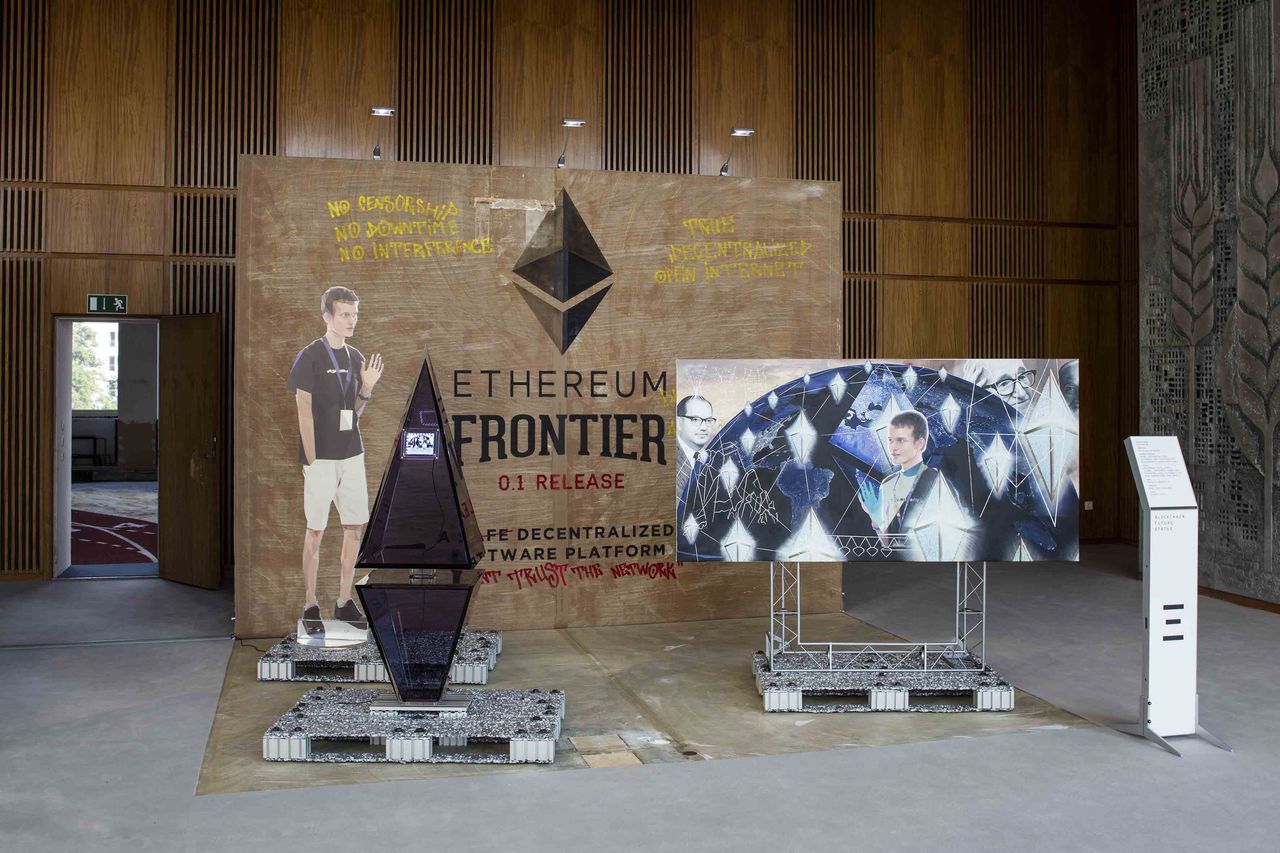 Simon Denny i Linda Kantchev, Blockchain Visionaries (2016), fot. Timo Ohler, dzięki uprzejmości Simona Denny; Galerie Buchholz, Kolonia/Berlin/Nowy Jork (źródło: materiały prasowe Biennale)