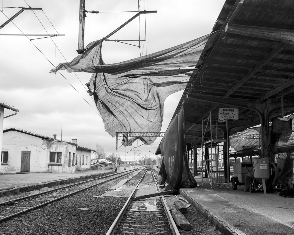 Dworzec PKP, Września – Adam Lach „Nibyland” Kolekcja Wrzesińska 2015 (źródło: dzięki uprzejmości autora)