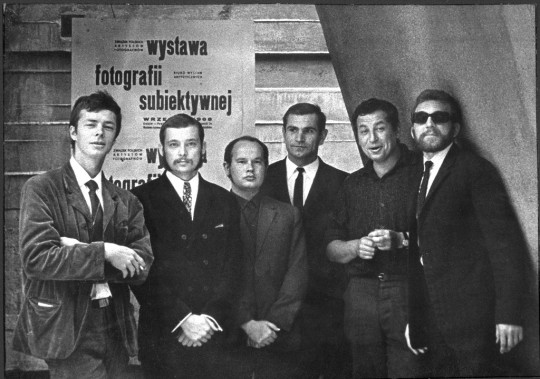 Andrzej Różycki, Członkowie grupy Zero-61 przed otwarciem „Wystawy Fotografii Subiektywnej” w BWA w Krakowie, wrzesień 1968, od lewej: Wojciech Bruszewski, Andrzej Różycki, Antoni Mikołajczyk, Józef Robakowski, Czesław Kuchta, Jerzy Wardak, odbitka żelatynowo-srebrowa, kolekcja Józefa Robakowskiego/Galeria Wymiany (źródło: dzięki uprzejmości Muzeum Sztuki)