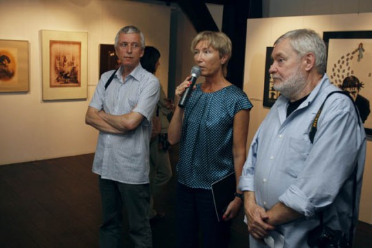 Od lewej Krzysztof Jurecki, Andrzej Różycki i Anna Jackowska, na otwarciu wystawy „Andrzej Różycki. Bycie z sacrum”, Galeria Wozownia, Toruń, 2011, fot K. Napiórkowski (źródło: archiwum K. Jureckiego)