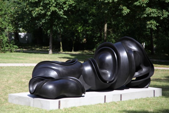 Praca prezentowana na wystawie „Tony Cragg. Rzeźba”, CRP Orońsko, 2016, fot. Jan Gaworski (źródło: materiały Kwartalnika Rzeźby Orońsko)