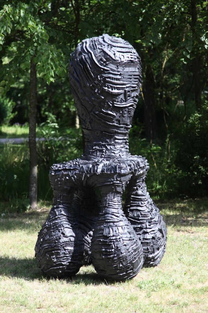 Praca prezentowana na wystawie „Tony Cragg. Rzeźba”, CRP Orońsko, 2016, fot. Jan Gaworski (źródło: materiały Kwartalnika Rzeźby Orońsko)