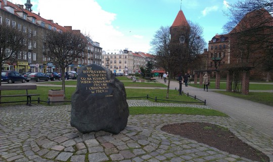 Obelisk z fragmentem wiersza Zbigniewa Herberta, plac Kobzdeja, Gdańsk, fot. Stako (źródło: Wikimedia Commons, CC BY-SA 4.0)