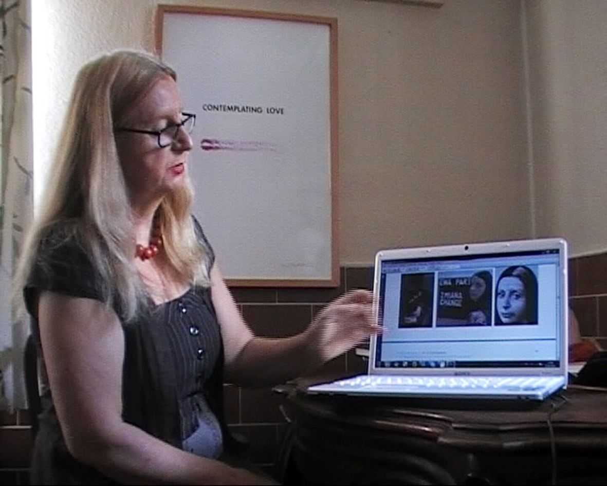 Anka Leśniak, „Fading Traces”, 2010, kadr z video z Ewą Partum (źródło: dzięki uprzejmości autorki)
